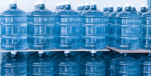 Gallonen mit Wasser