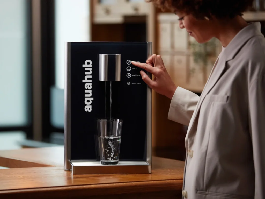 Aquahub H30 Wasserspender bei der Wasserausgabe