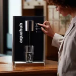 Aquahub H30 Wasserspender bei der Wasserausgabe