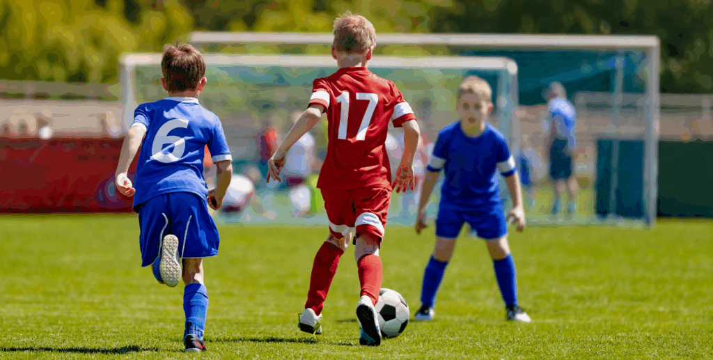 Kinder spielen Fußball im Sportverein
