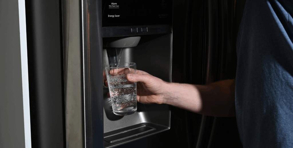 Wasserspender, Hand, Wasserglas