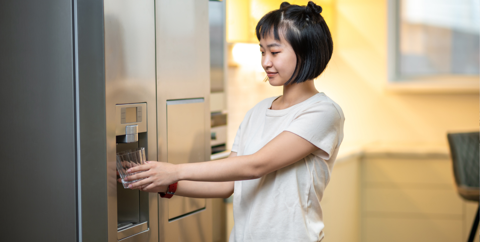 Eine Frau bedient einen Wasserspender.