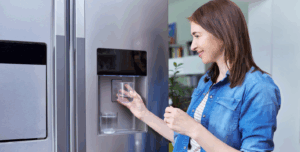 Eine Frau bedient einen Wasserspender