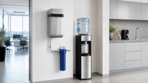 Leitungsgebundener Wasserspender mit Anschlussarten in modernem Büro im Vergleich